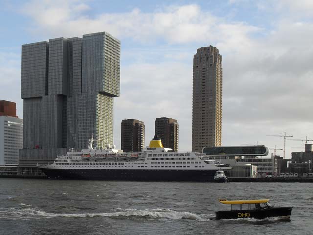 Cruiseschip ms Saga Sapphire aan de Cruise Terminal Rotterdam